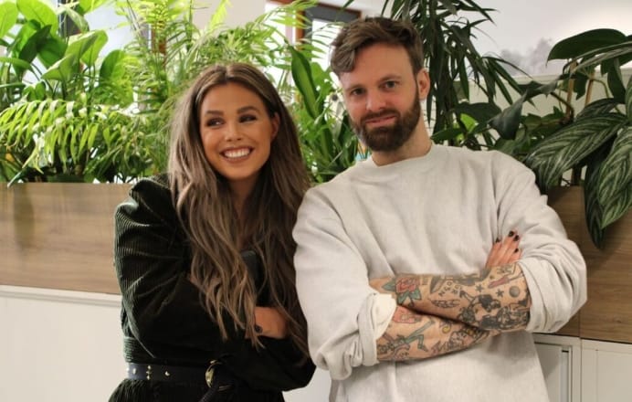 Meisje met lang haar, jongen met tatoeages