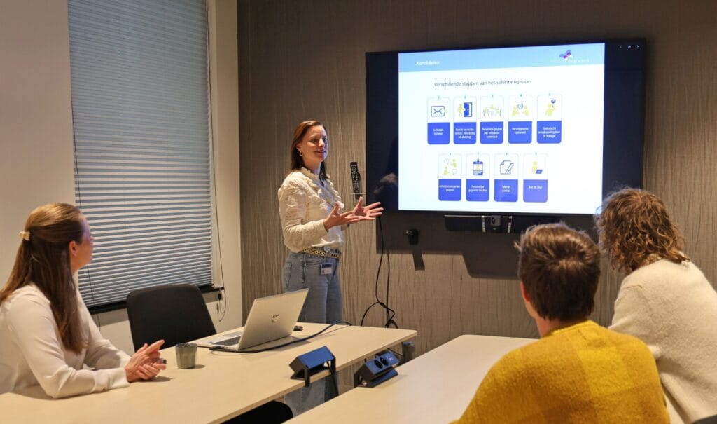 Medewerker geeft een training aan haar collega's.