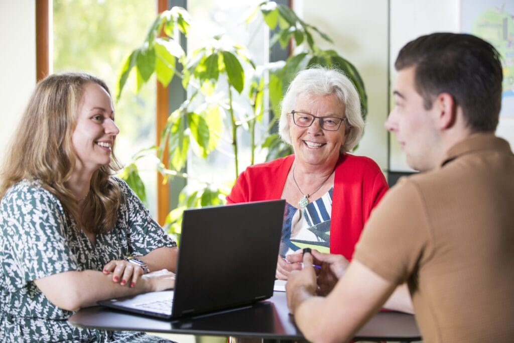 Twee vrouwen en een man in overleg.